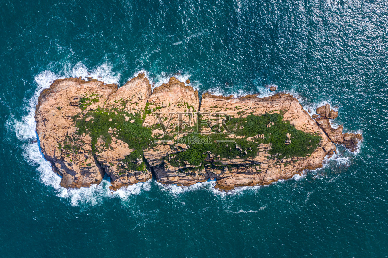 鸟瞰图中的小岛在海上照片摄影图片