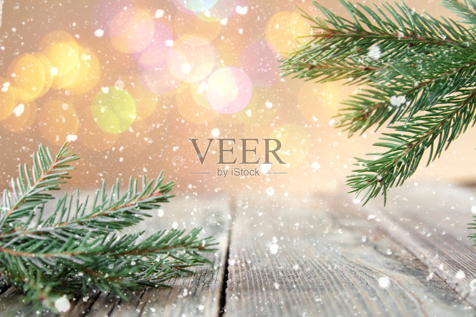 灯光迷离的圣诞背景，闪闪发光。冷杉树枝，白雪覆盖的木板，灯的花环。新年快乐，圣诞快乐照片摄影图片