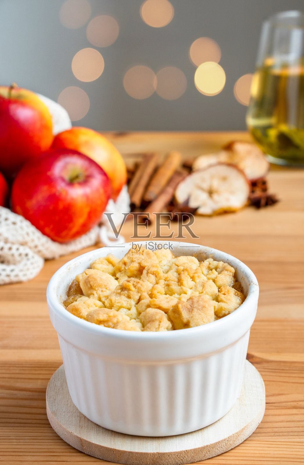 新鲜有机健康的素食主义者纯素食自制红苹果水果派碎蛋糕美味的甜点烘焙糕点与香草冰淇淋肉桂为圣诞节和秋季照片摄影图片