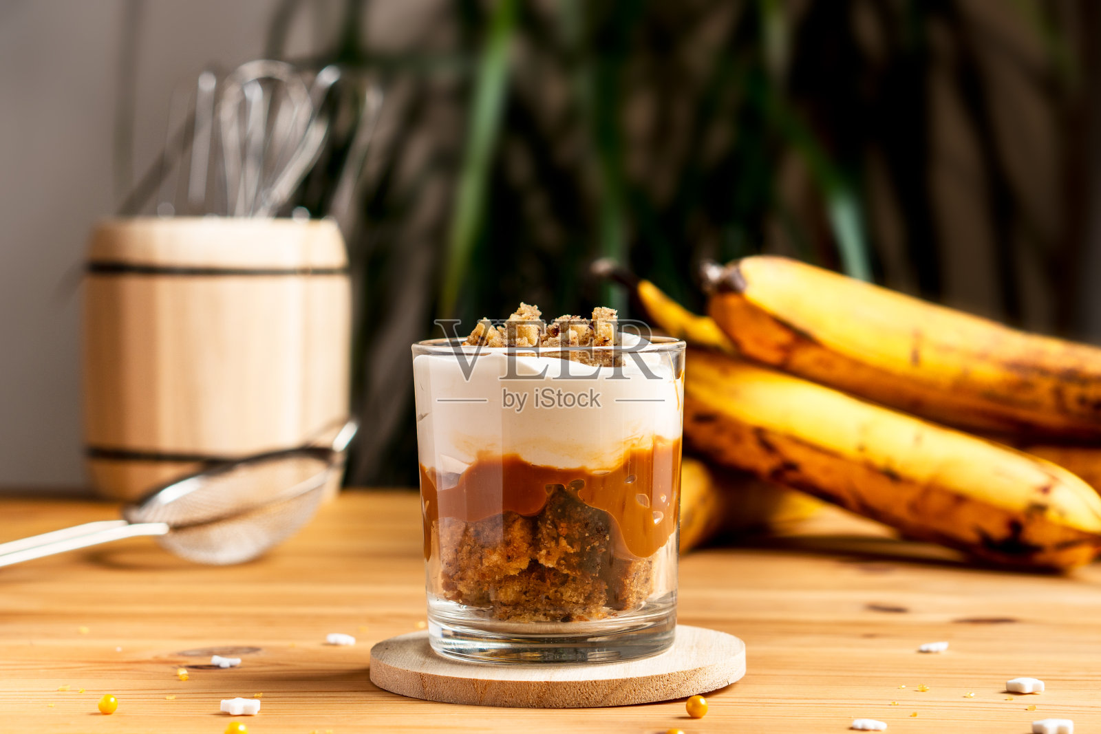 新鲜有机自制烘焙烘焙的香蕉松糕层冻糕配红糖焦糖白牛奶奶油酥皮，以及非常成熟的香蕉面包条，咖啡甜品照片摄影图片