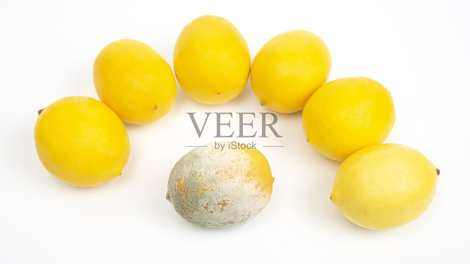 白底上放着新鲜柠檬和烂柠檬照片摄影图片