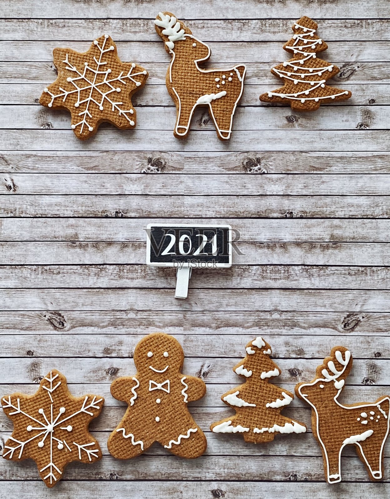 乡村2021年圣诞节。可爱的姜饼曲奇在木制的背景照片摄影图片