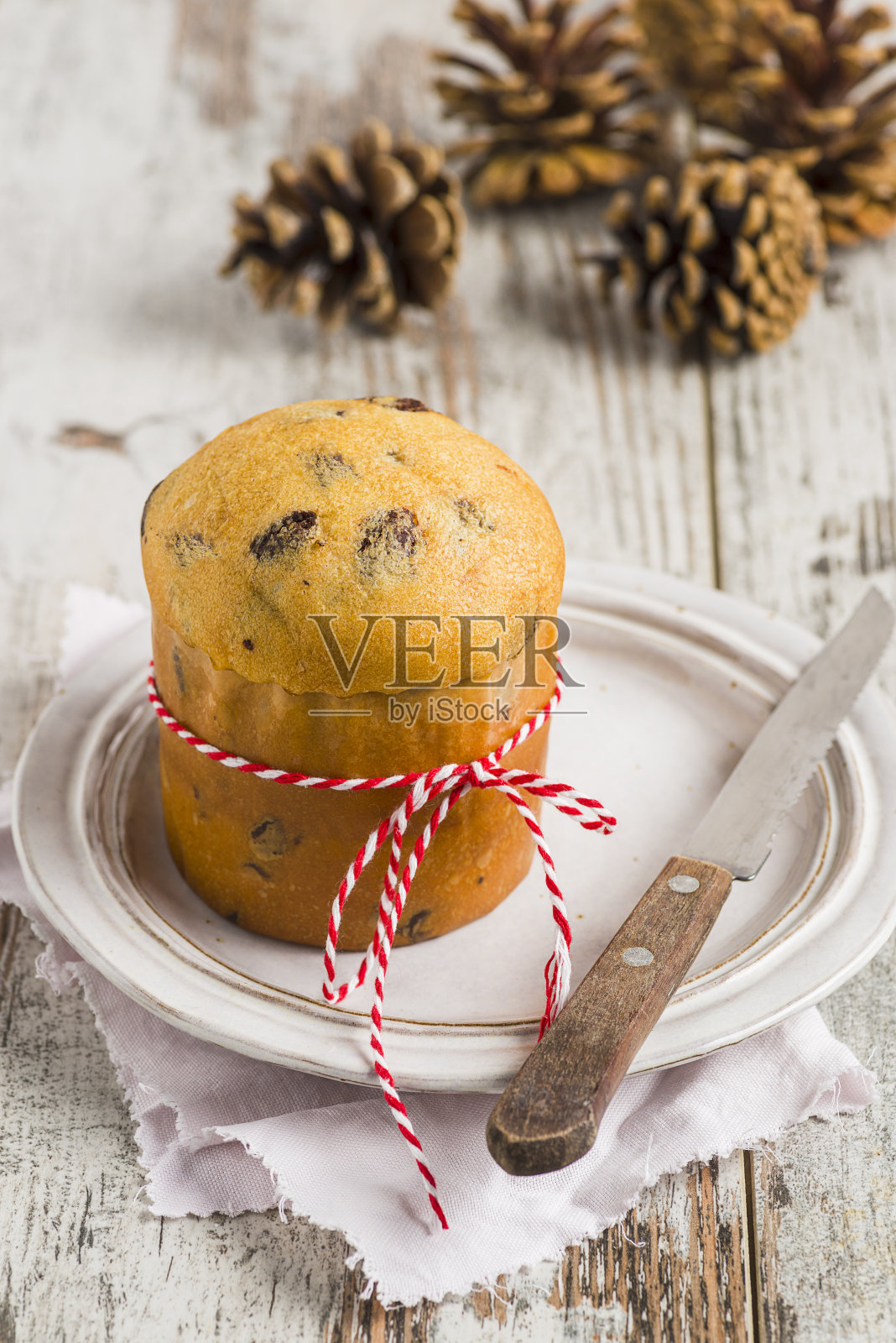 巧克力潘妮朵妮。传统的意大利圣诞甜点。前视图。照片摄影图片