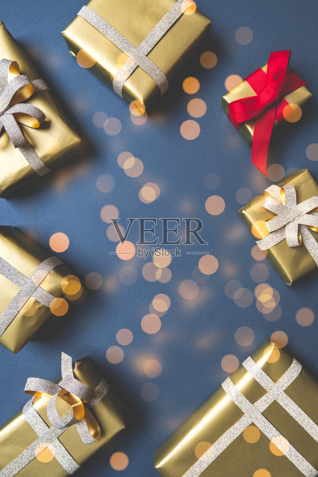 许多生日礼物和节日装饰，情人节，打折，新年圣诞背景照片摄影图片