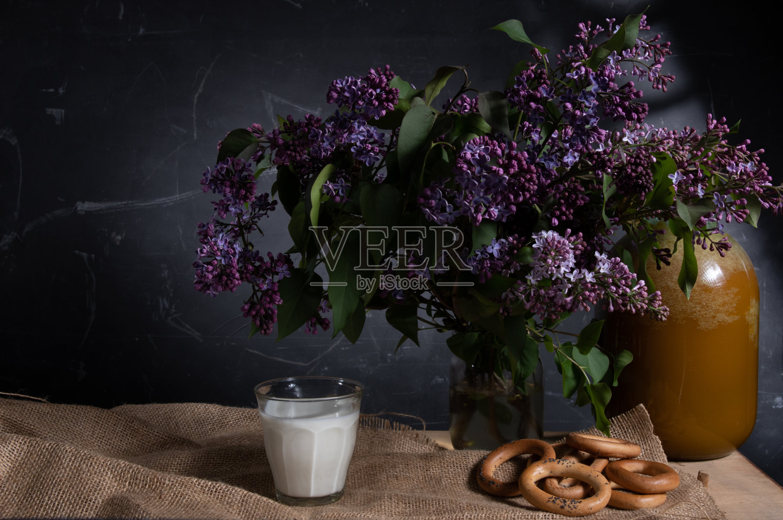 在村子里吃早餐。早餐有牛奶和烘干机。牛奶和蜂蜜加百吉饼。照片摄影图片