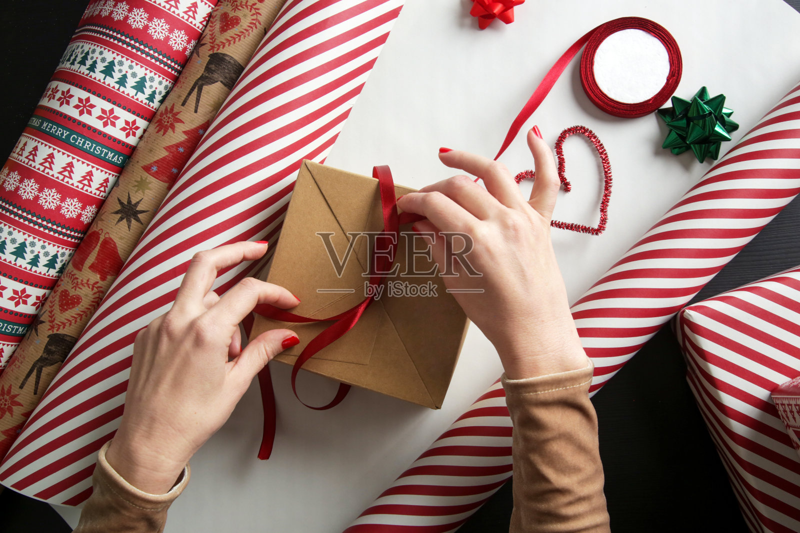 女人包装圣诞礼物，冬季假期，礼物季节概念照片摄影图片