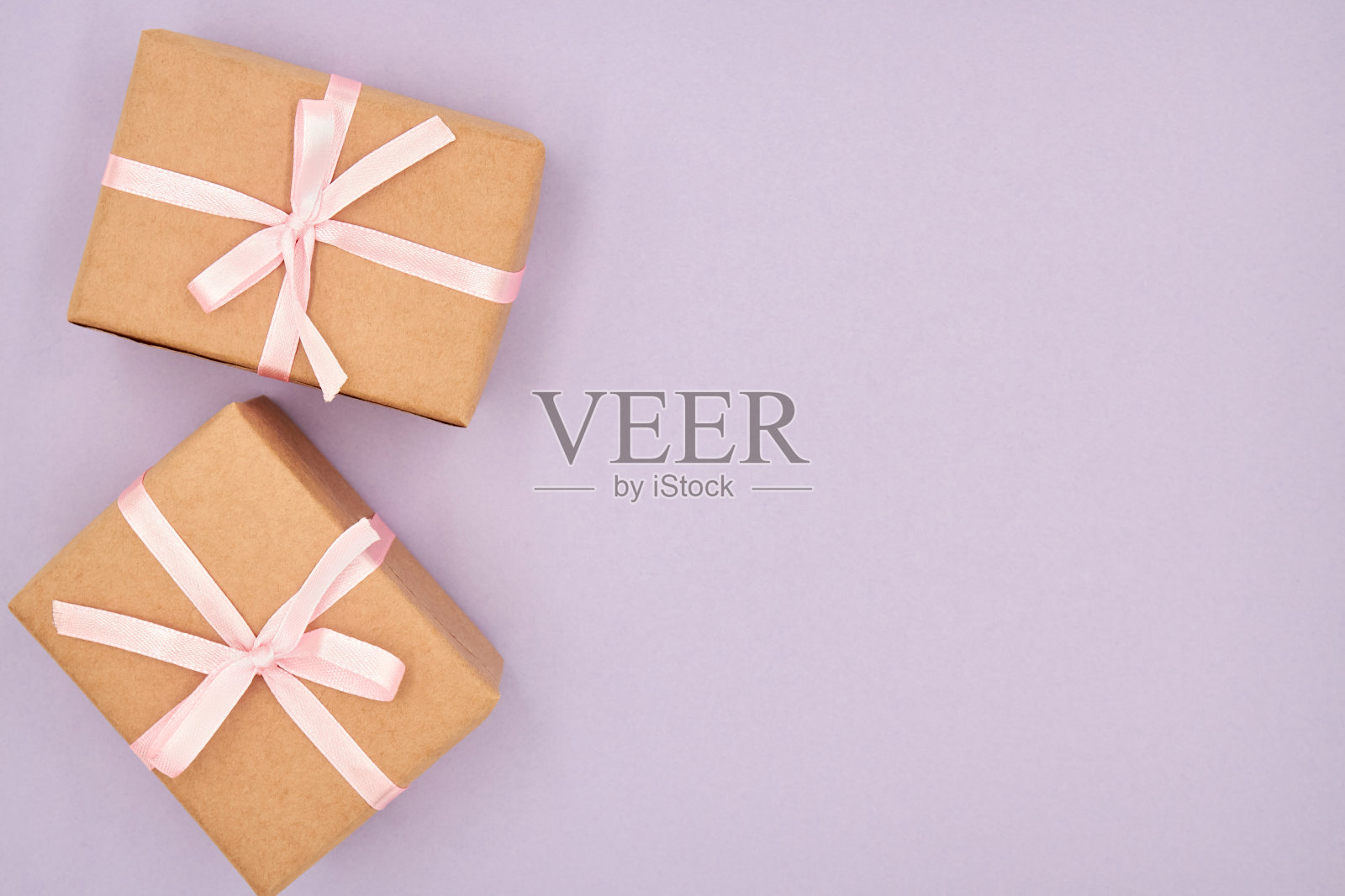 圣诞节或新年礼盒上的紫色背景与复制空间照片摄影图片