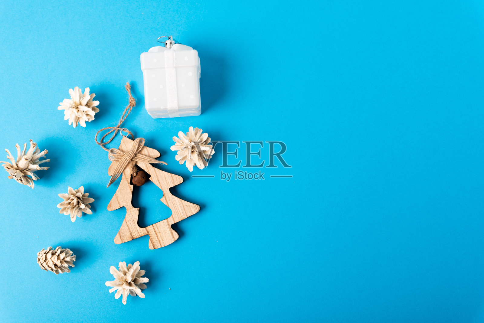 圣诞树和蓝色背景的圣诞布局照片摄影图片