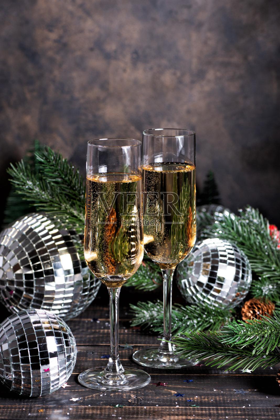 深色背景上的一杯香槟。照片摄影图片