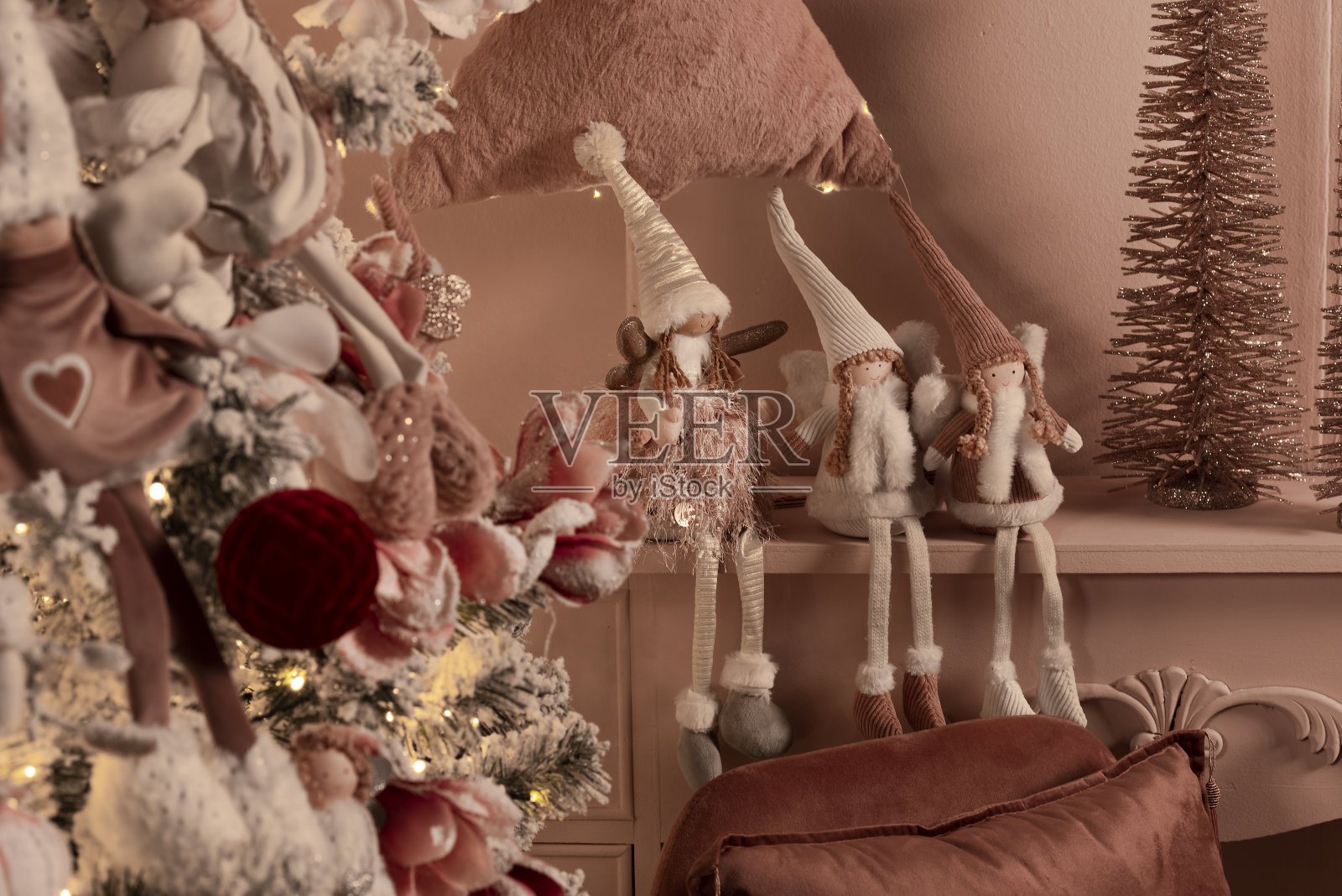 圣诞节期间用灯装饰的装饰品照片摄影图片