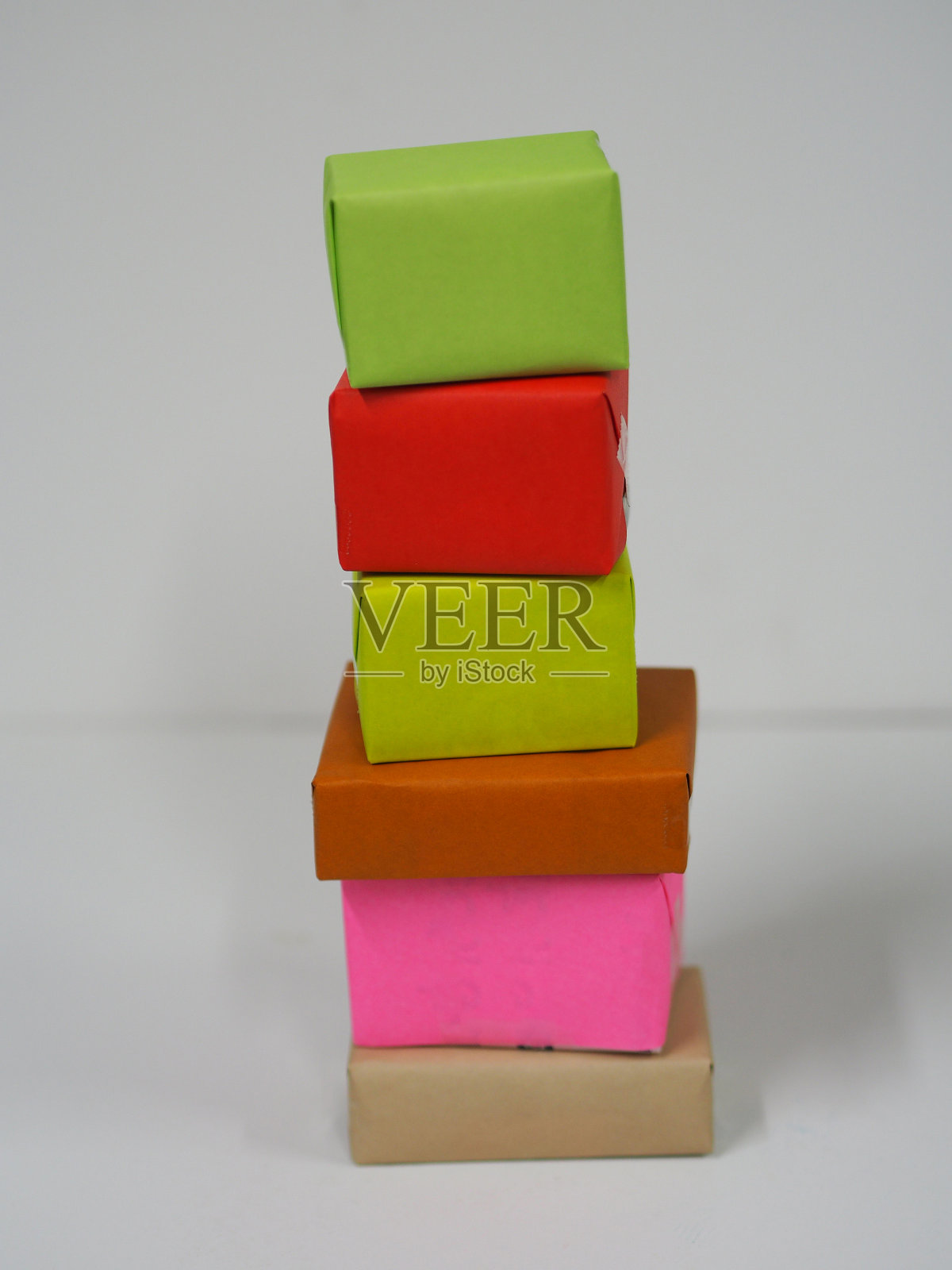 堆叠的礼品盒包装在多色纸，节日礼物的圣诞节和新年快乐照片摄影图片