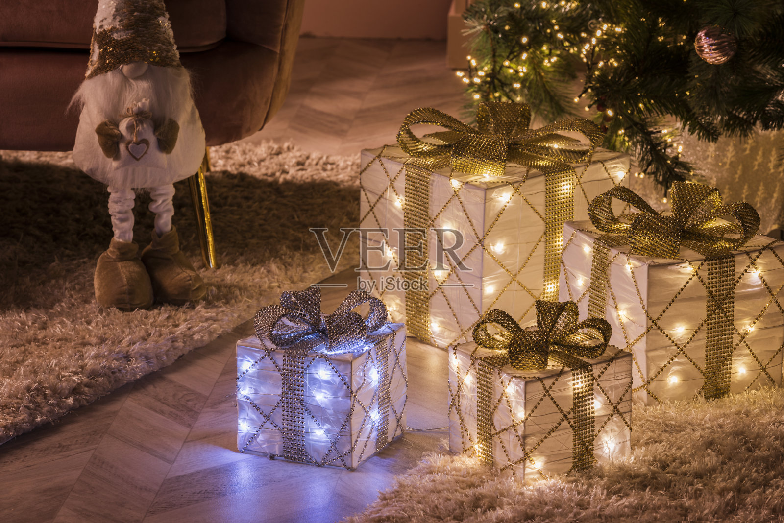 圣诞节期间用灯装饰的装饰品照片摄影图片