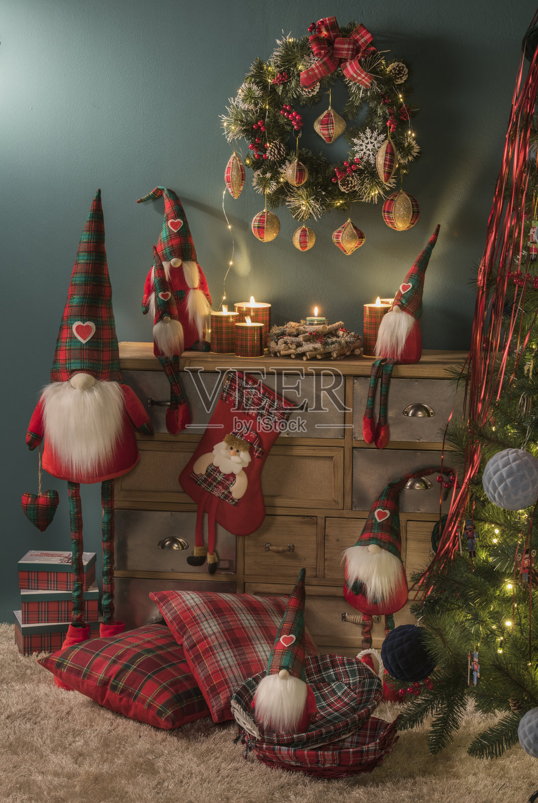 圣诞节期间用灯装饰的装饰品照片摄影图片