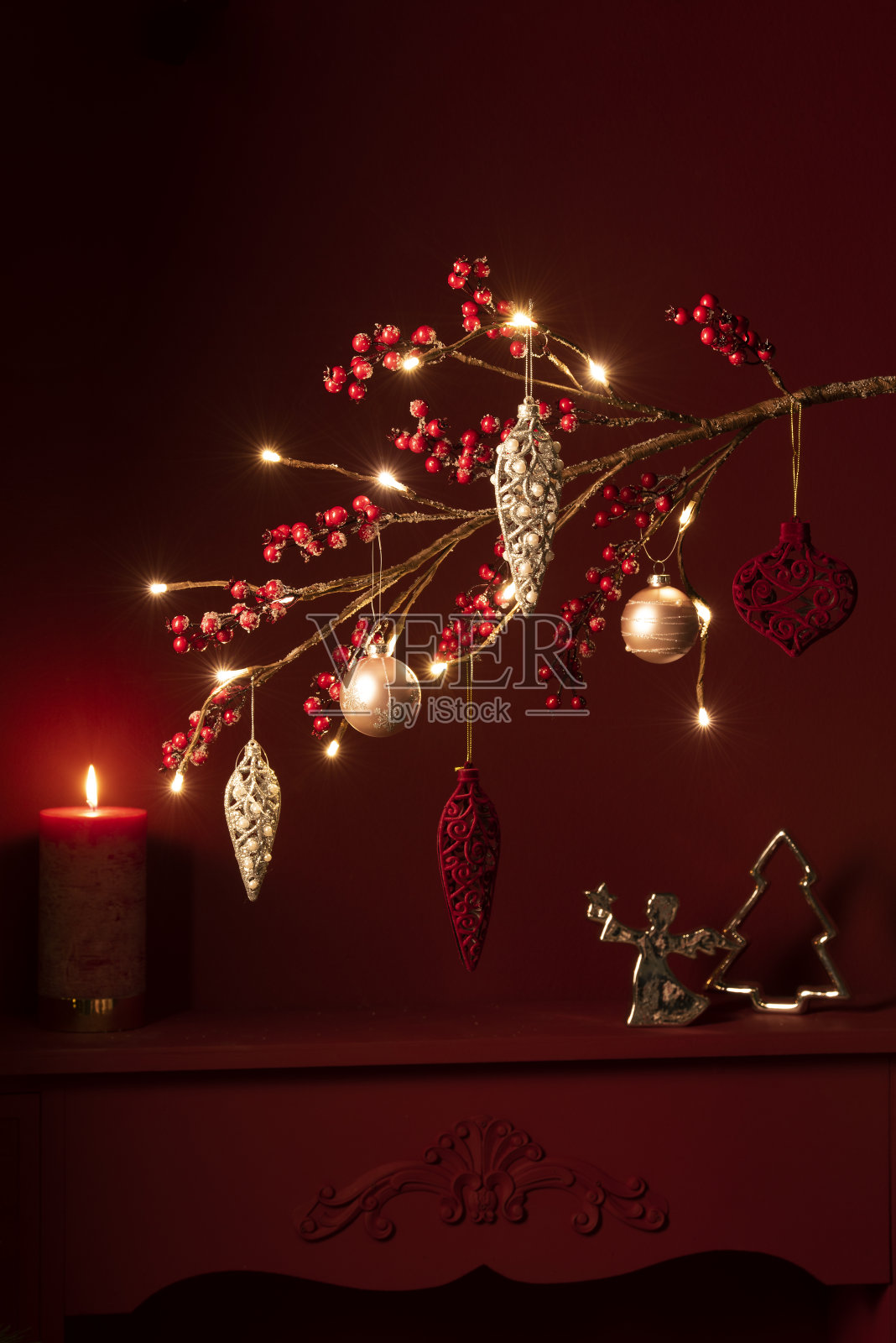 圣诞节期间用灯装饰的装饰品照片摄影图片