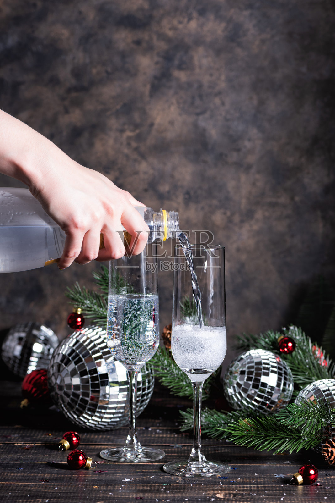 深色背景上的一杯香槟。照片摄影图片