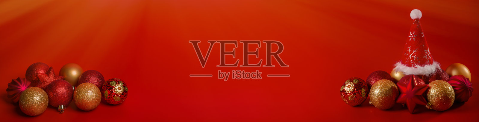 圣诞节，新年红背景网横幅与圣诞球。想法、概念设计。照片摄影图片