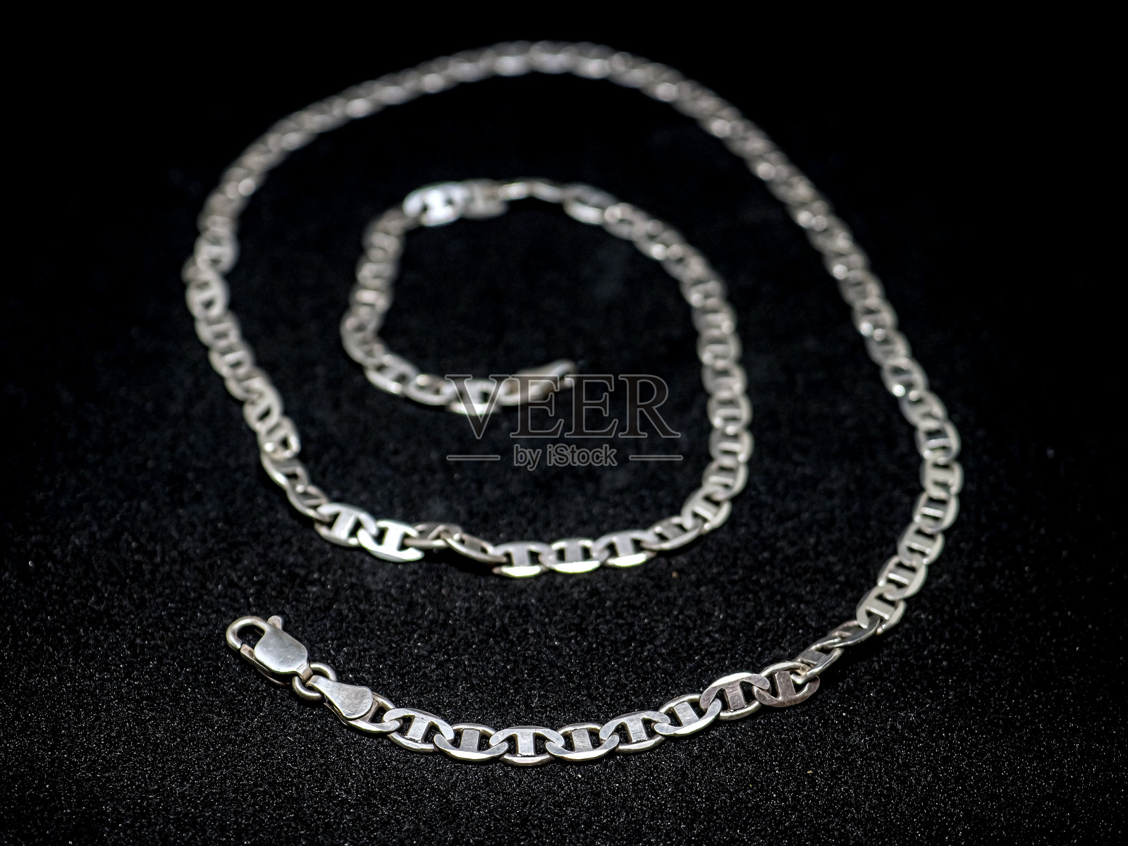 闪亮的银色链条上的黑色背景，微距照片摄影图片