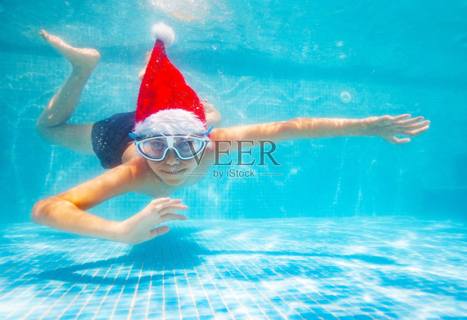 男孩穿着圣诞老人潜水哈照片摄影图片