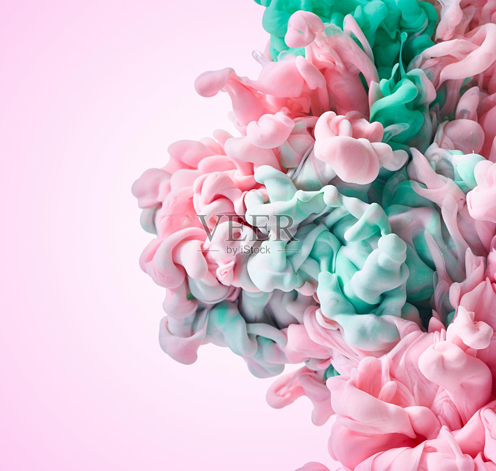 抽象油漆飞溅在水中照片摄影图片