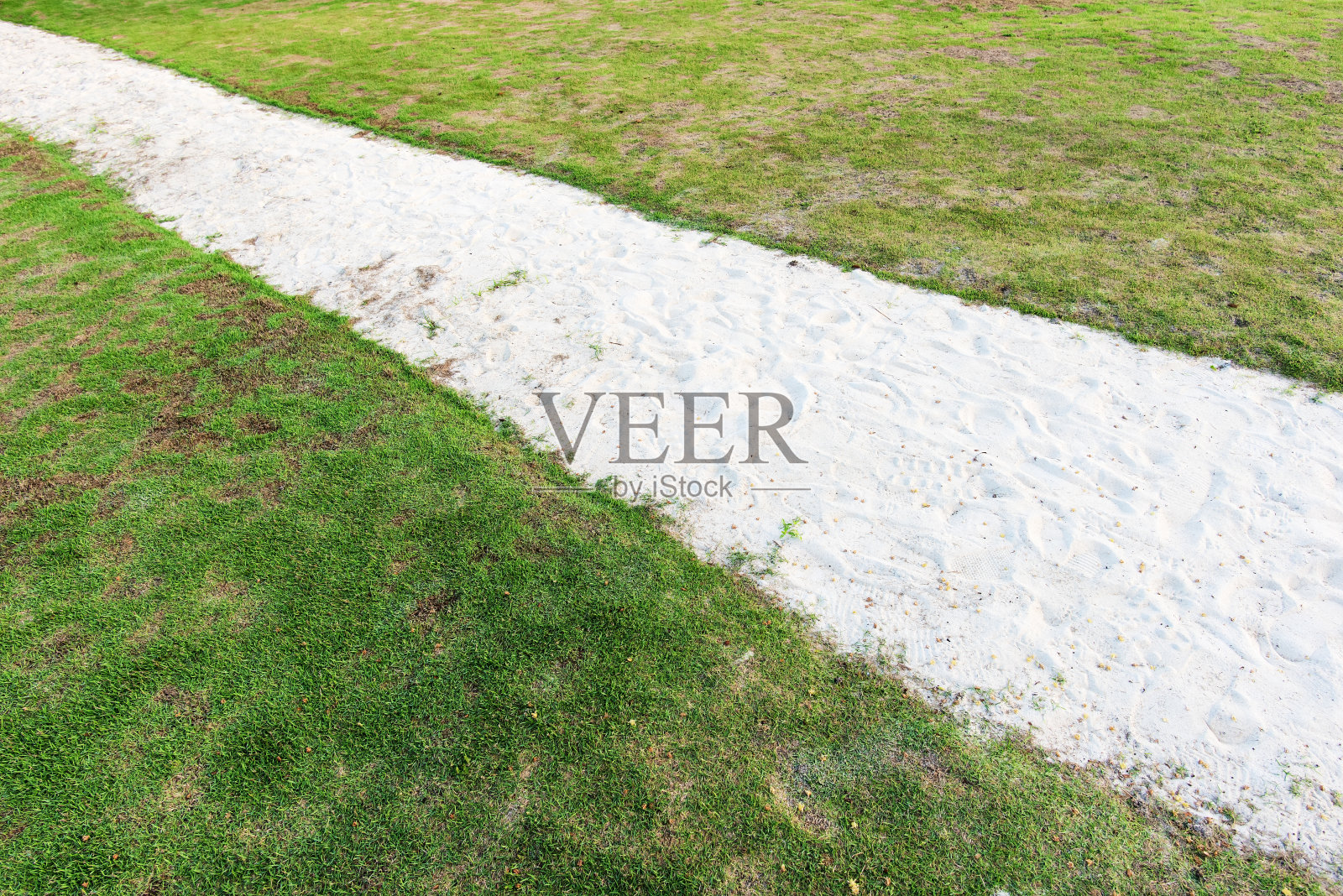 沙质小径和绿色草坪复制空间场景照片摄影图片