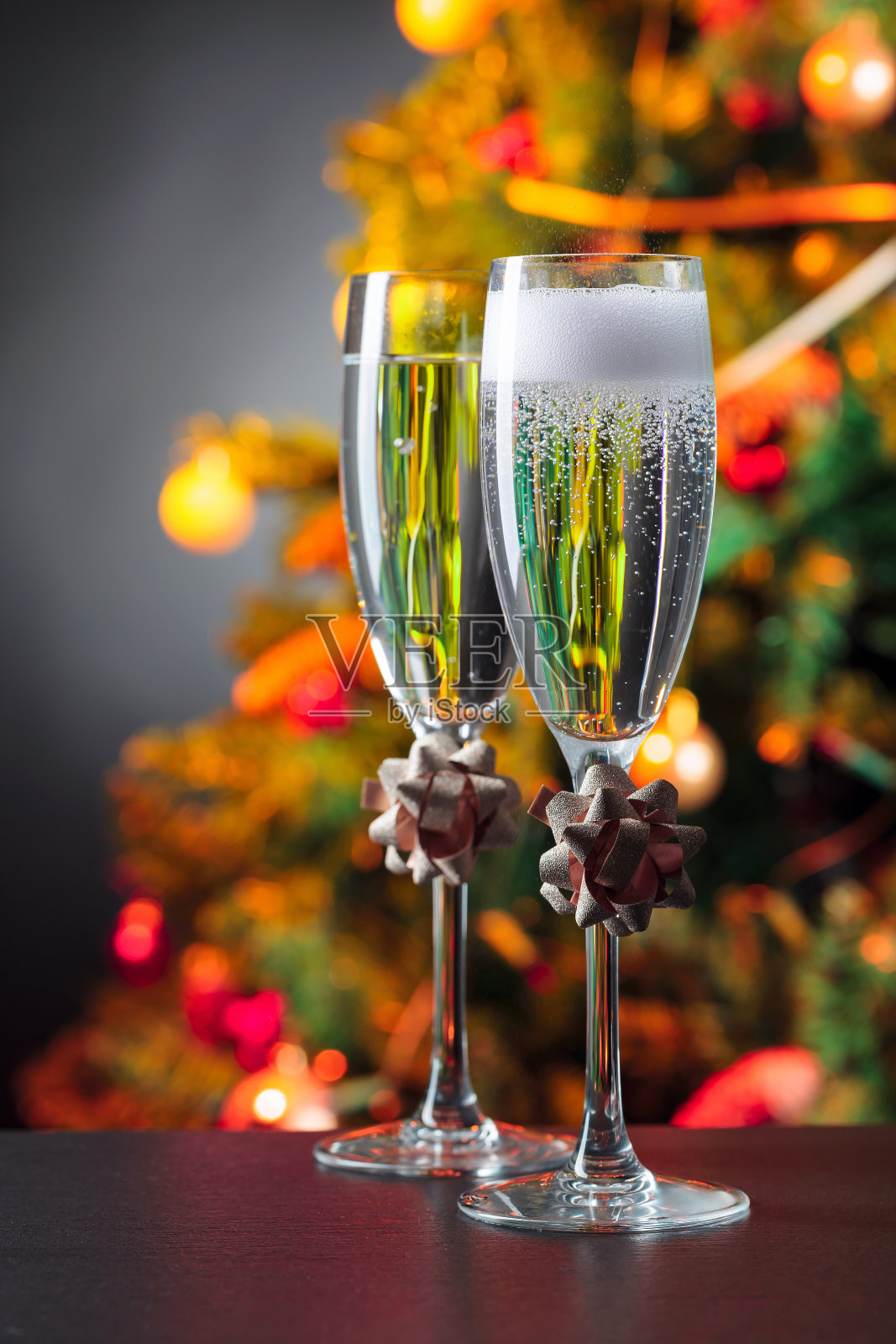 两杯香槟和圣诞装饰品。照片摄影图片