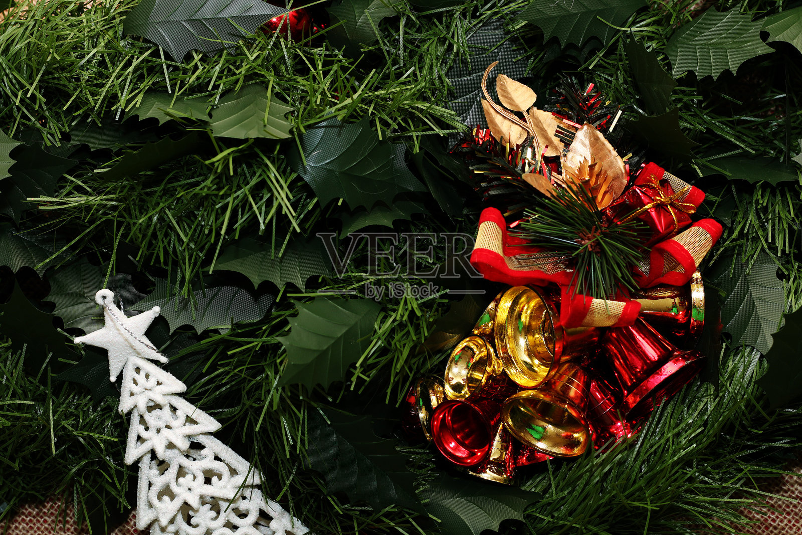 用金属箔装饰的圣诞节装饰品。照片摄影图片