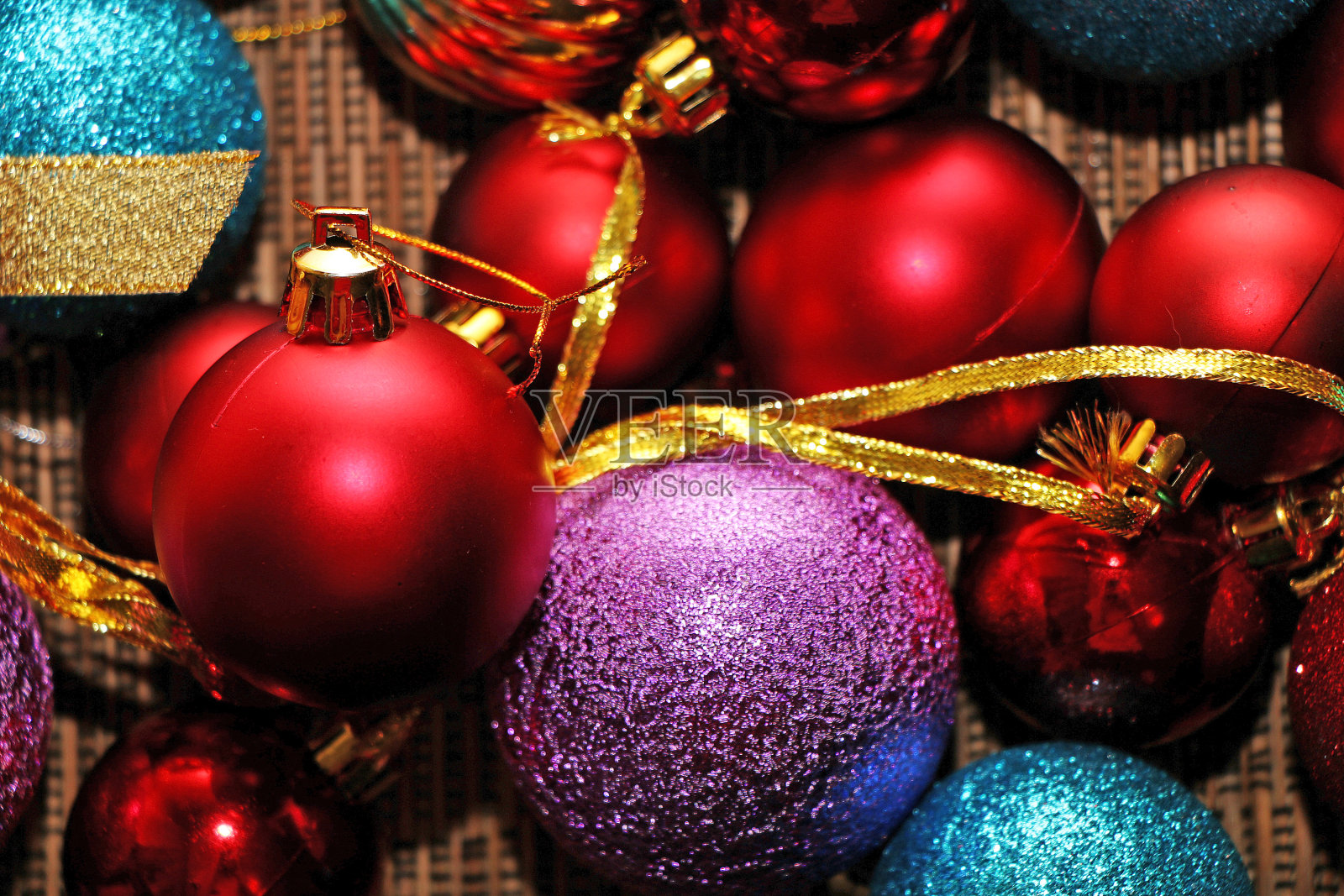 美丽的五彩圣诞球。照片摄影图片