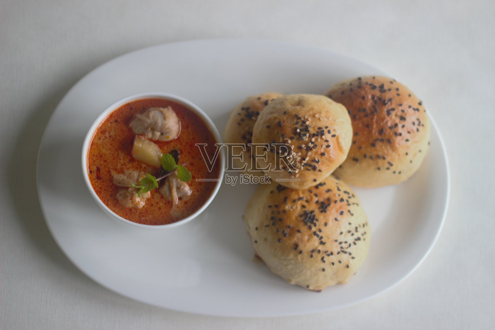 自制汉堡面包配咖喱鸡照片摄影图片