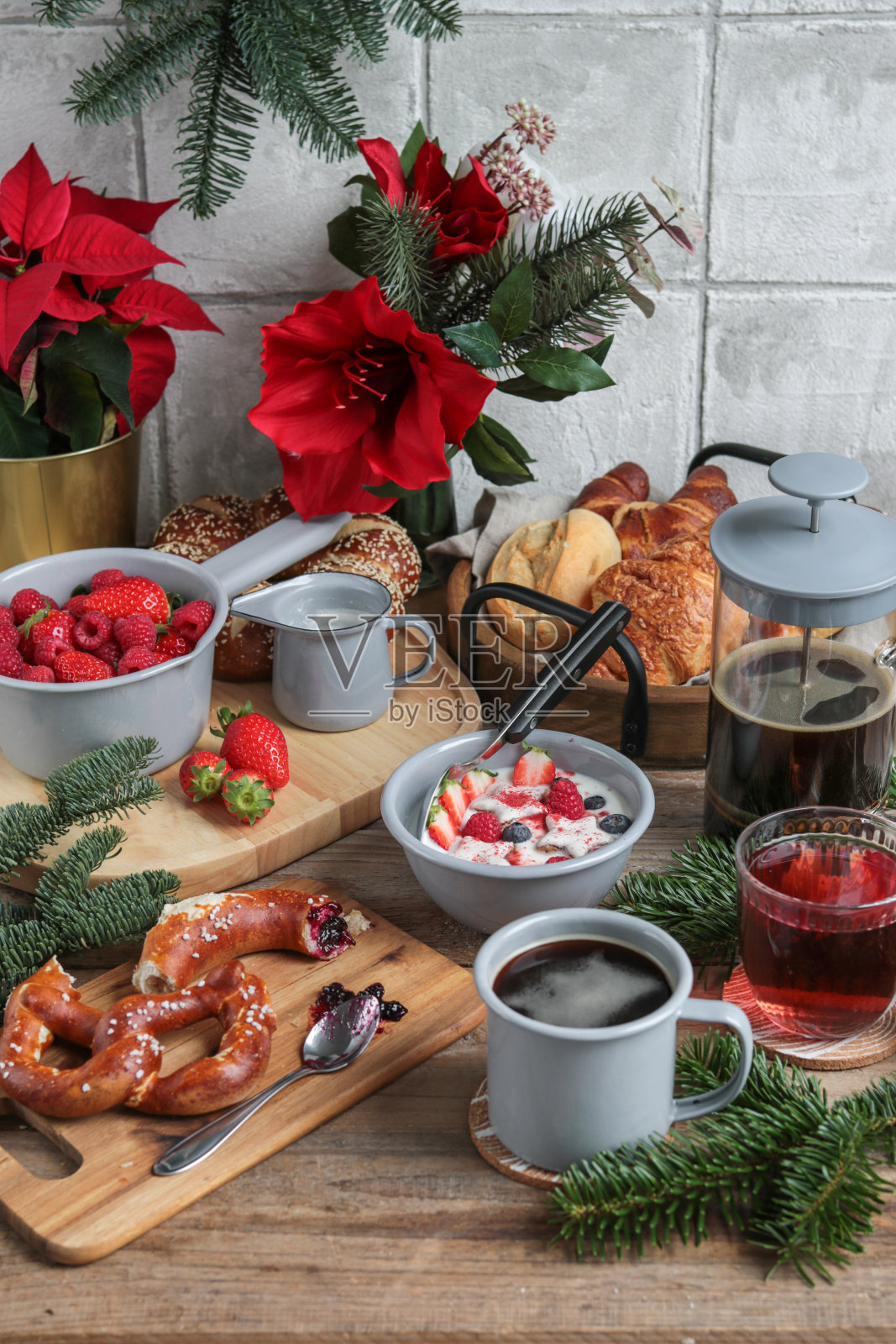 乡村厨房里的圣诞早餐桌上有咖啡照片摄影图片