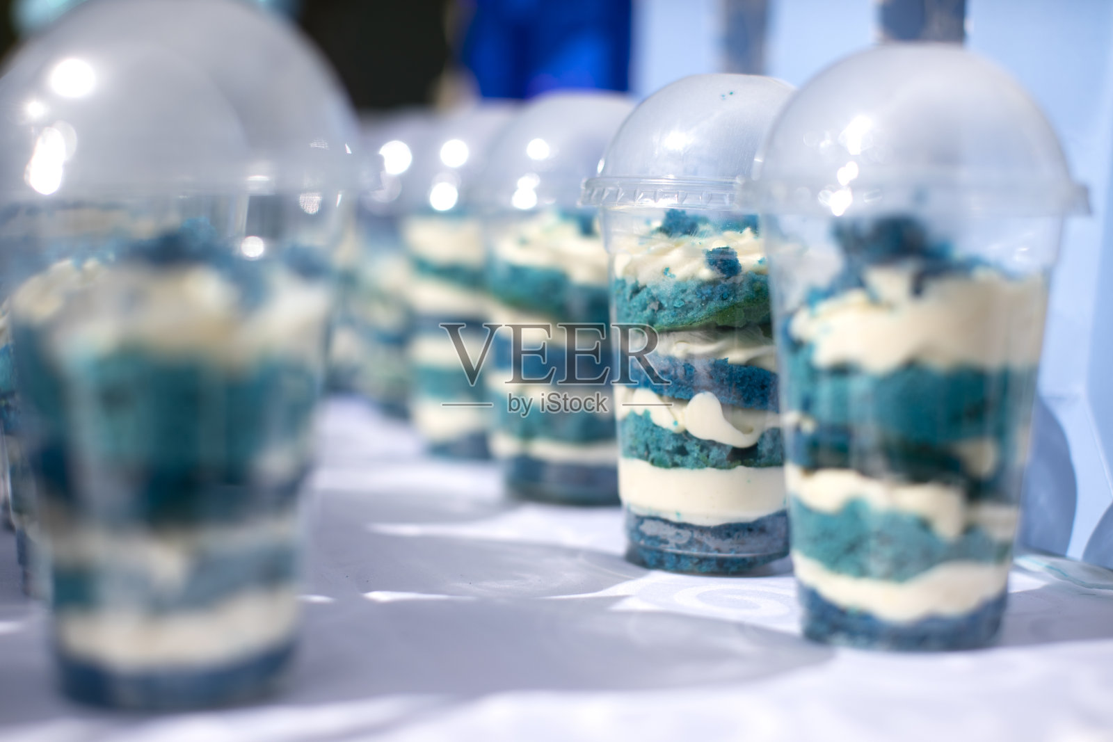 户外迎婴派对上的零食和烘焙食品。照片摄影图片