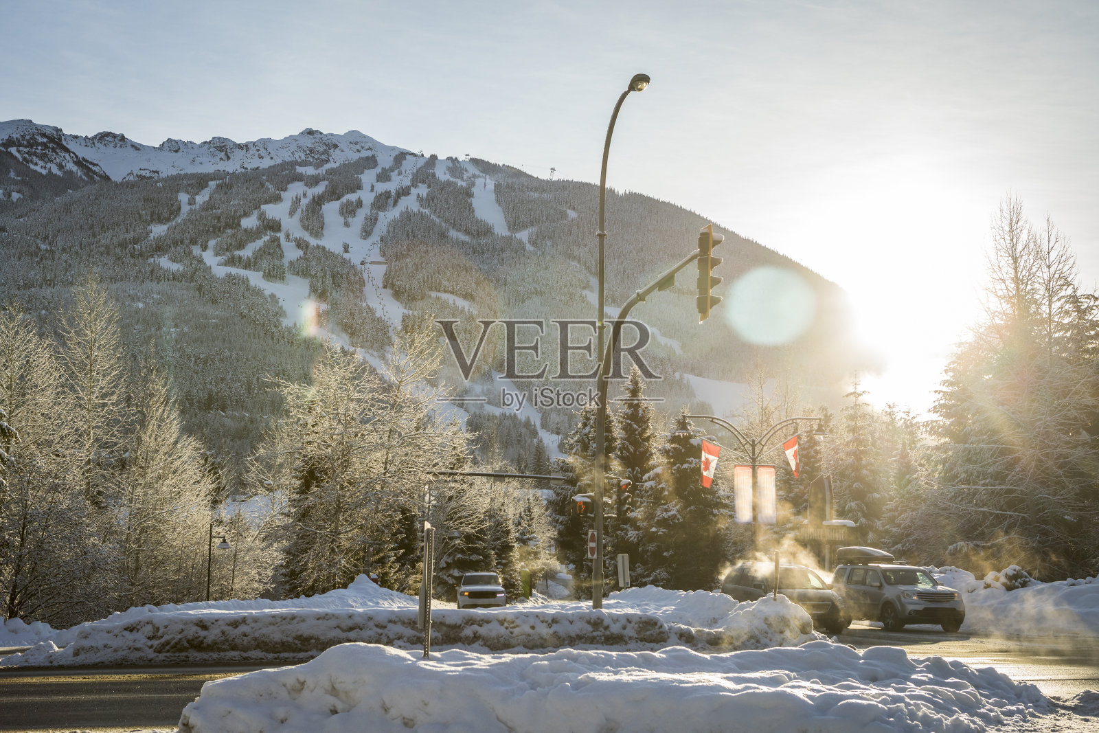 路口与布莱克科姆山背景中的汽车照片摄影图片