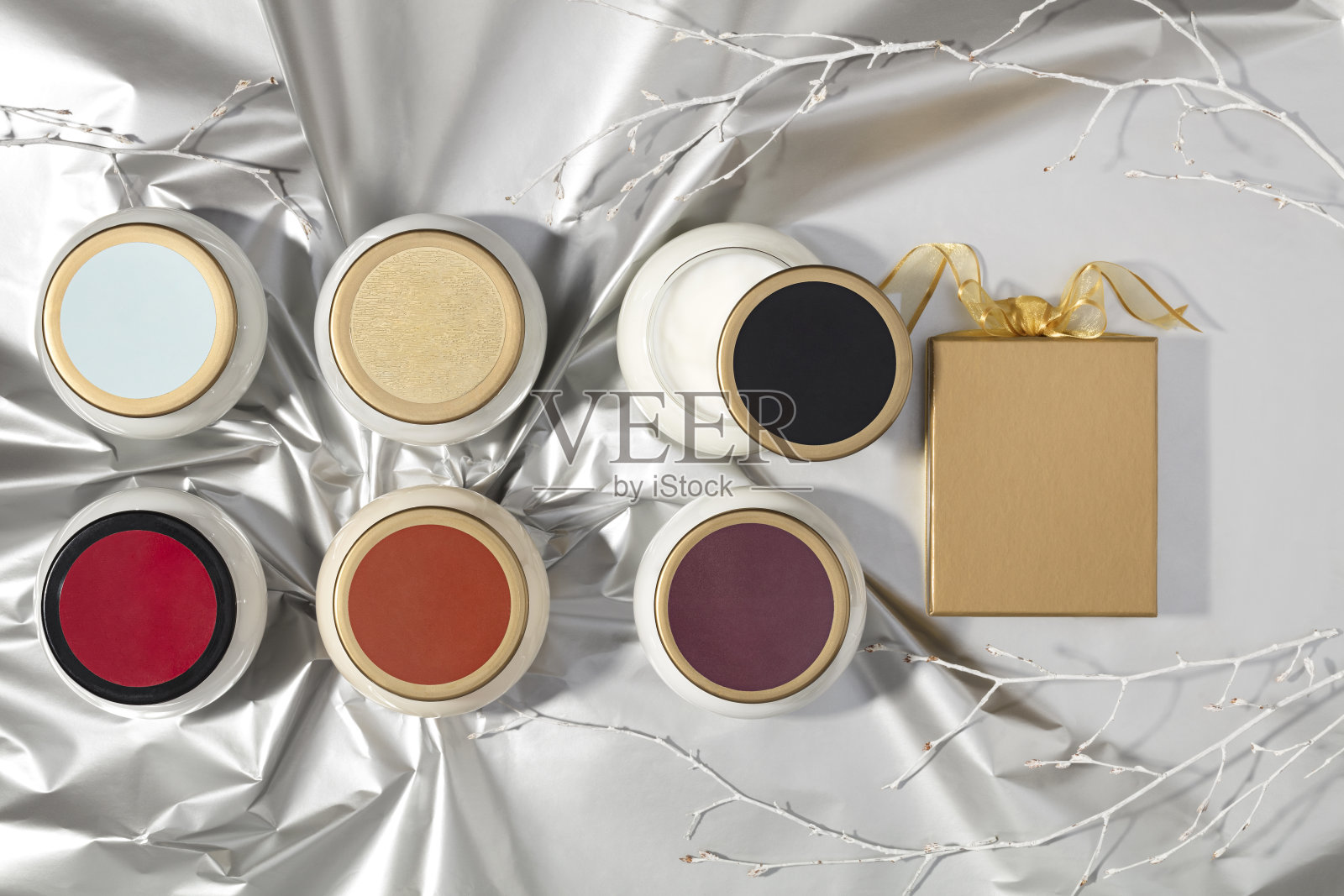 特写润肤霜与礼品盒隔离在银色背景，照片摄影图片