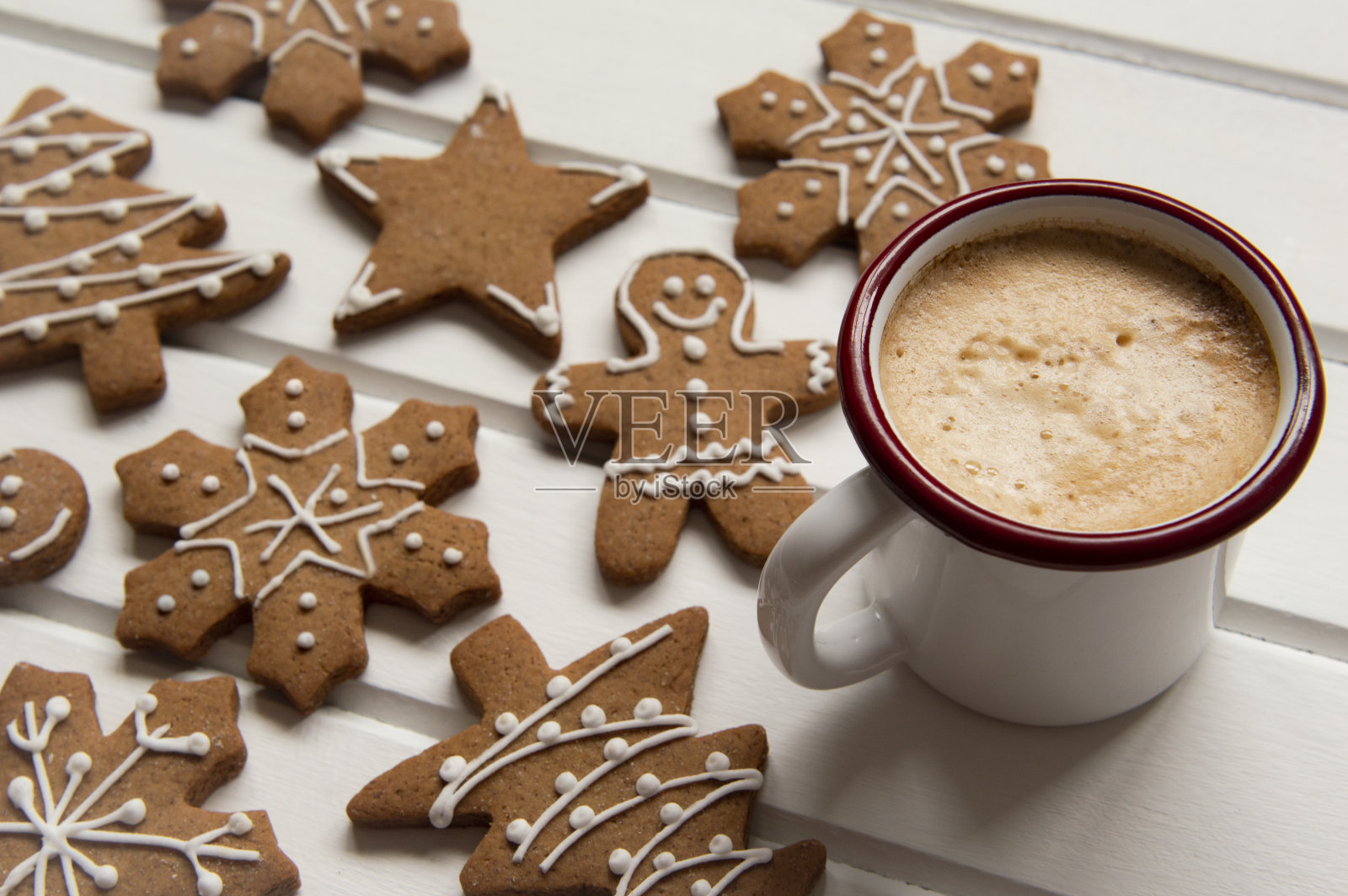 圣诞卡布奇诺和姜饼饼干照片摄影图片
