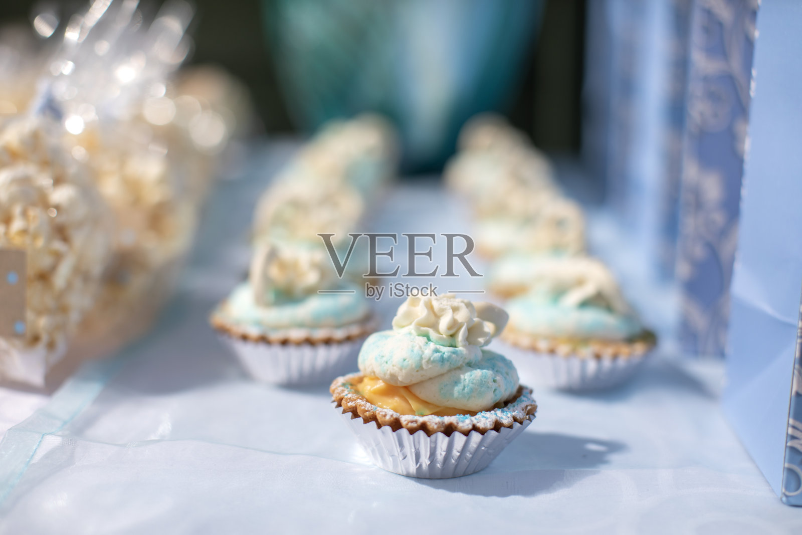 户外迎婴派对上的零食和烘焙食品。照片摄影图片