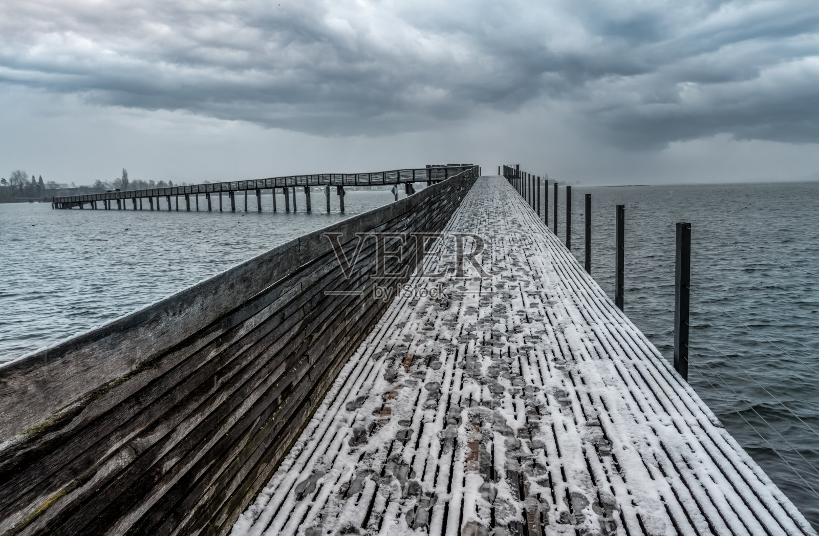 第一个降临日标志着气象冬天的开始，瑞士苏黎世上湖(欧伯湖)的霍尔兹施特格上空有雪照片摄影图片