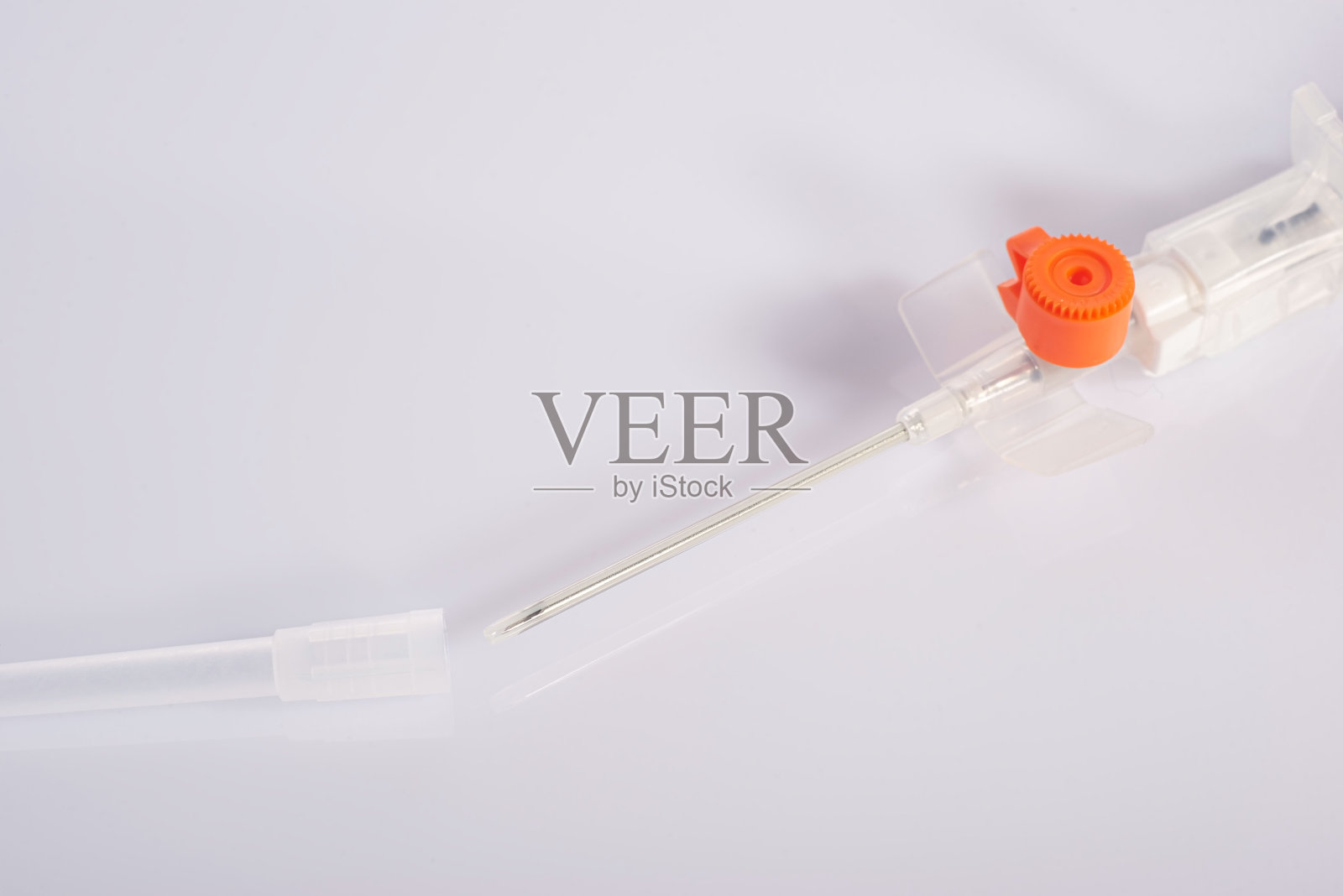 输液用医用导管。特写，白色背景照片摄影图片