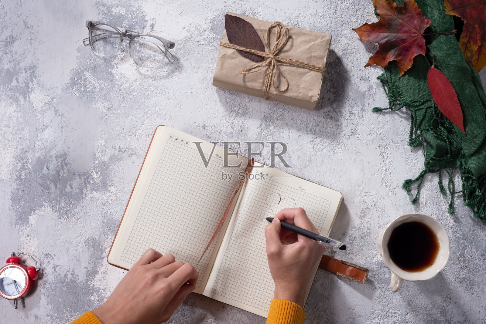 秋季平铺在温暖的黄色和灰色的白色阴影的服装女装和配饰的白色背景。平躺女性金色风格的外观。俯视图照片摄影图片