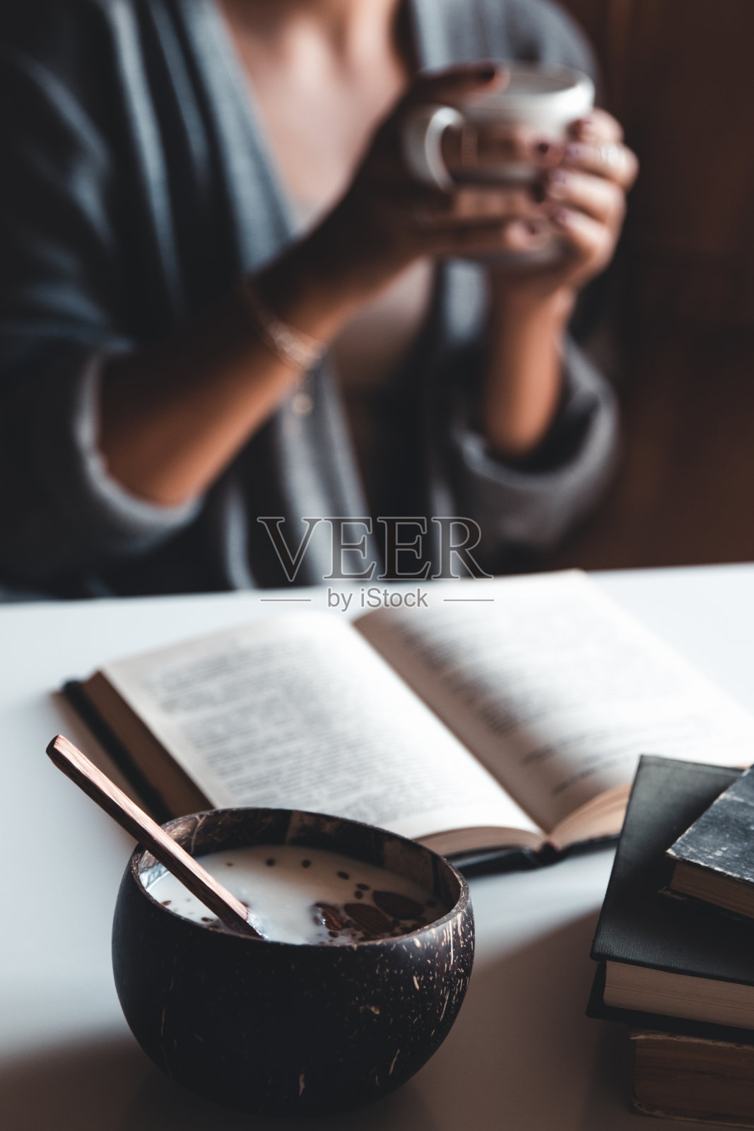 健康早餐，酸奶和无花果椰碗。这是一天正确的开始。咖啡和书。照片摄影图片