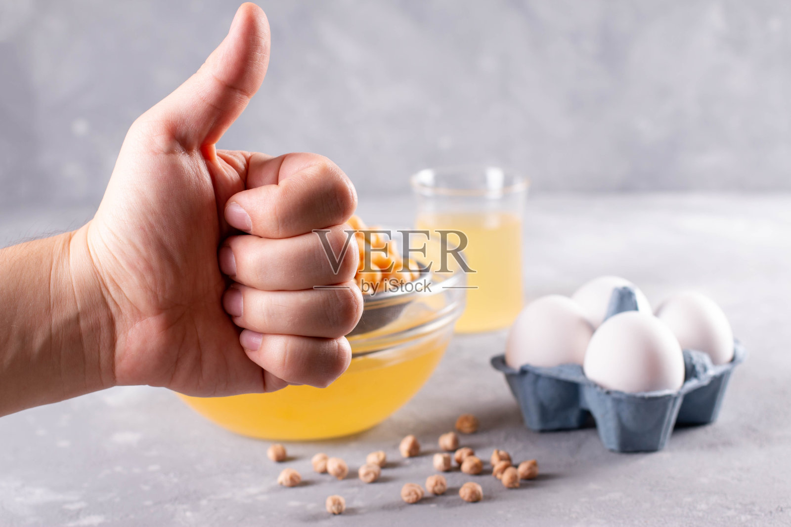 鹰嘴豆水盐水排水。用素食食谱代替鸡蛋。素食主义的概念照片摄影图片