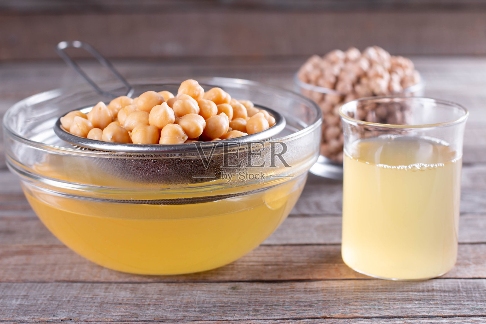 鹰嘴豆做的水立方。用素食食谱代替鸡蛋烘焙照片摄影图片