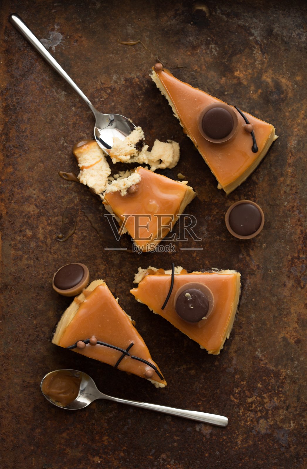 棕色背景的咸焦糖芝士蛋糕。为文本复制空间。照片摄影图片