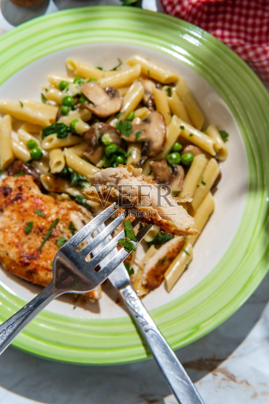 意大利鸡肉通心粉阿尔弗雷多照片摄影图片