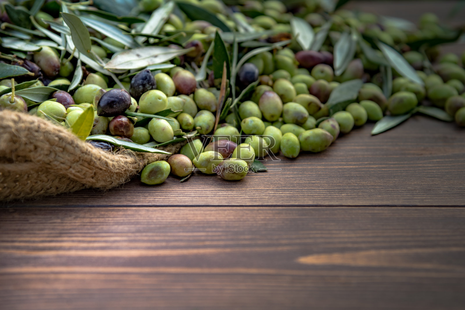 在希腊克里特岛的一张木桌上，收获的袋装新鲜橄榄用于制作橄榄油照片摄影图片