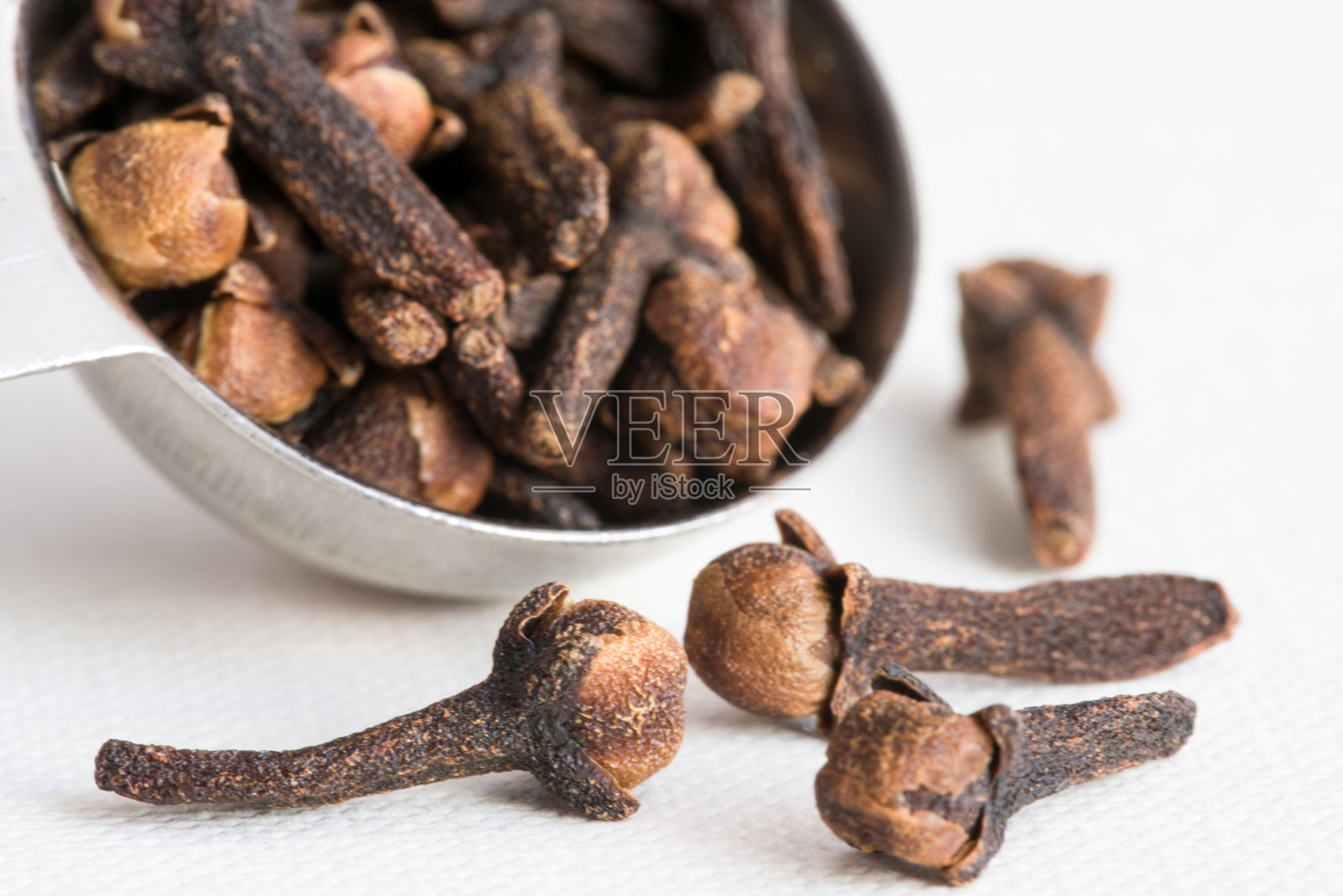 整个丁香从茶匙溢出照片摄影图片