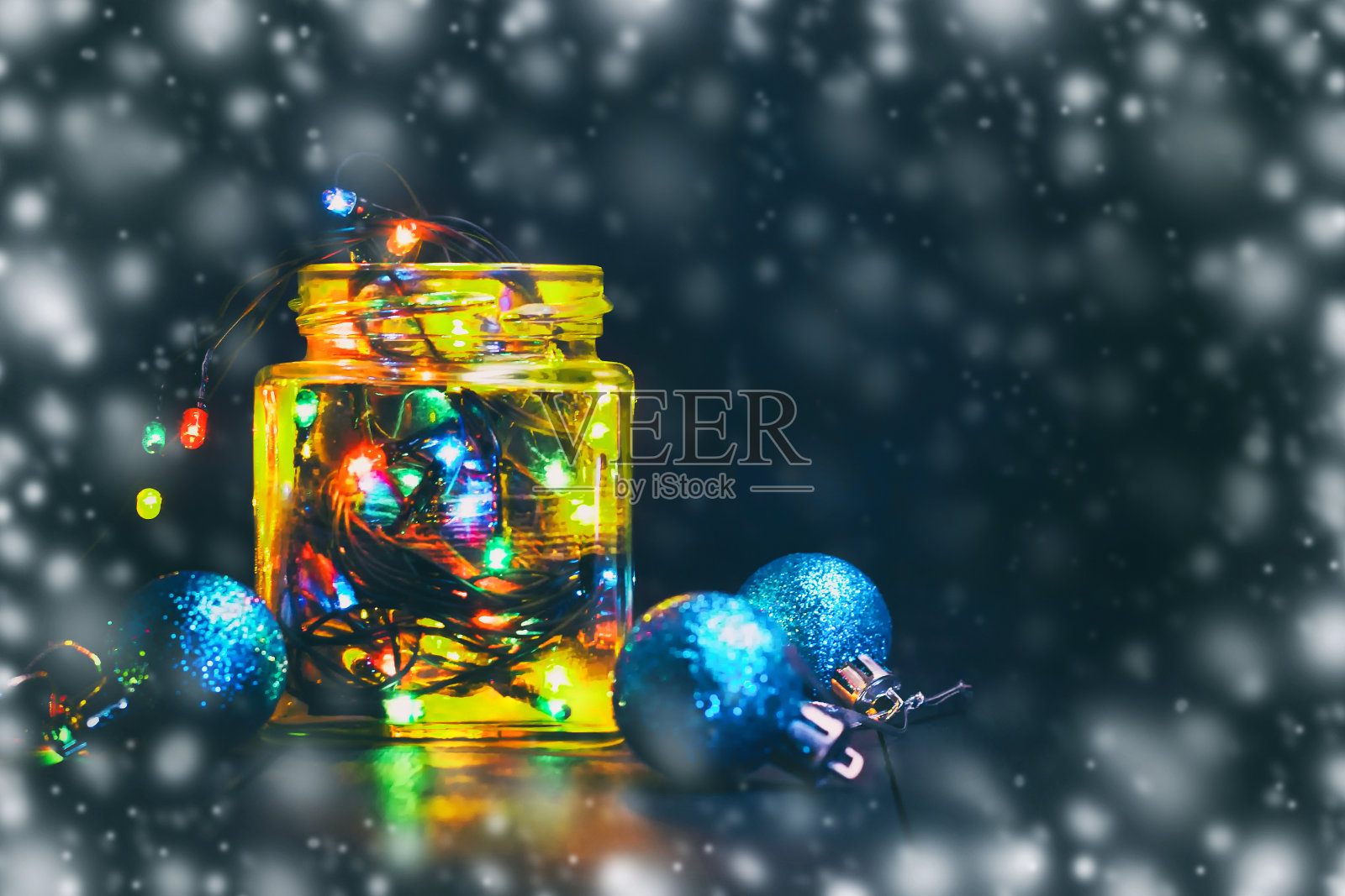 发光的圣诞花环和圣诞舞会。圣诞组成。圣诞节的背景。照片摄影图片