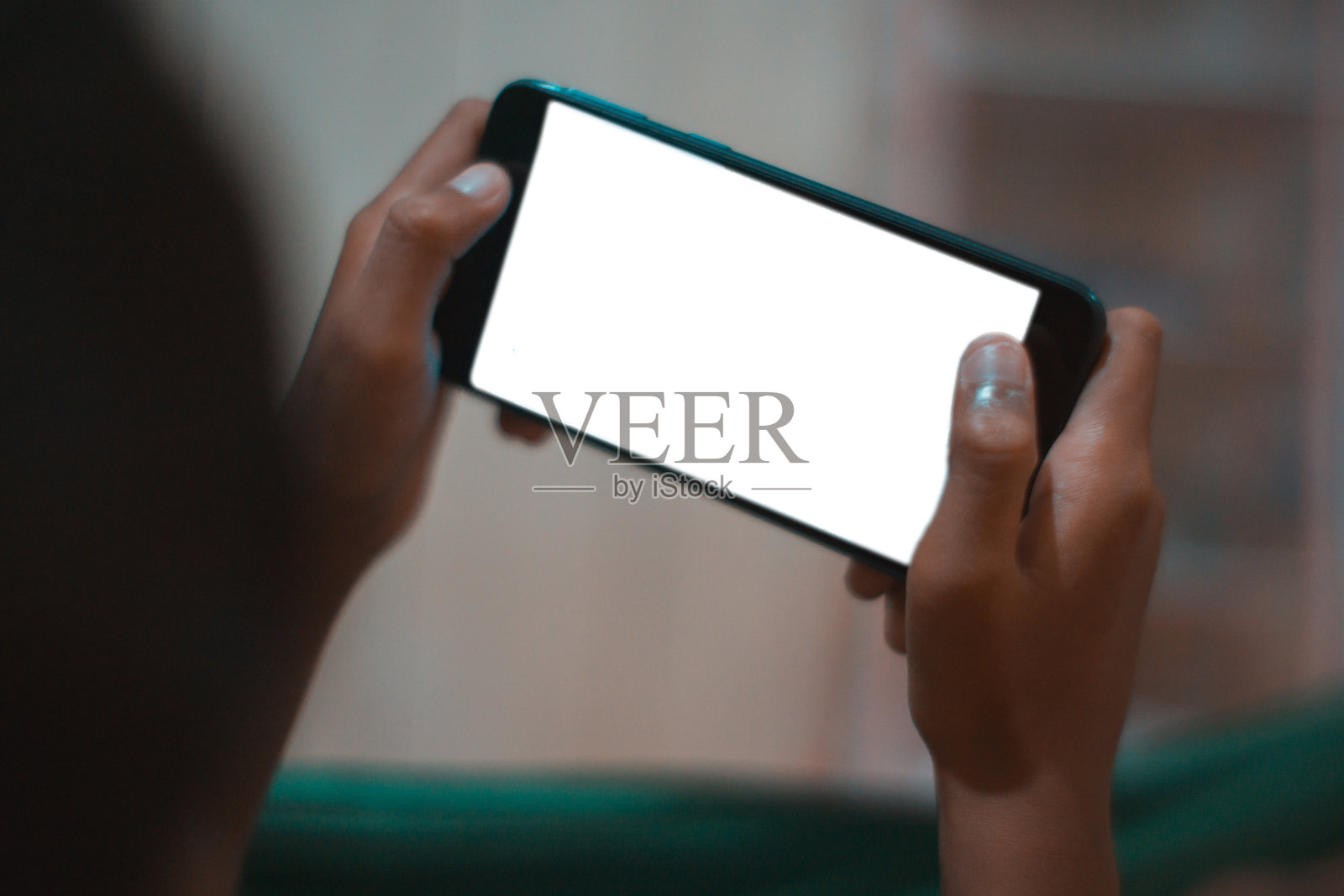 一个小男孩拿着智能手机照片摄影图片