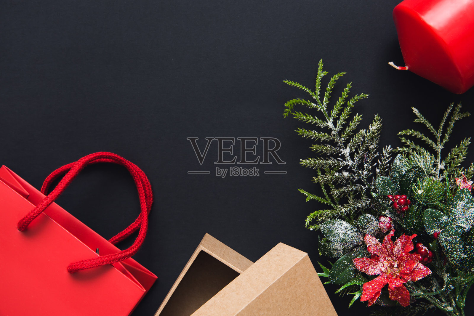 圣诞组成。圣诞树，蜡烛和礼物在一个黑色的背景，俯视图。平的。副本的空间。照片摄影图片