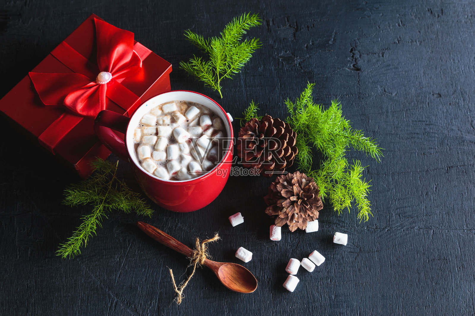 圣诞节当天的红色热可可杯和礼盒照片摄影图片