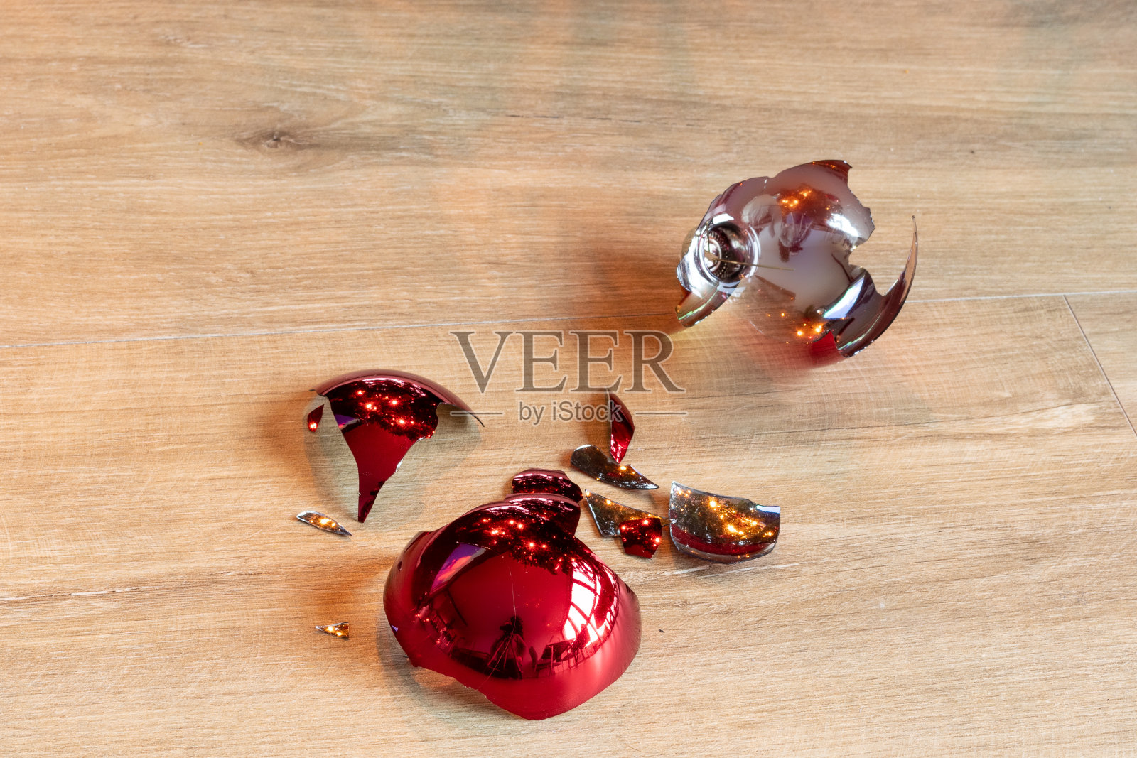 破碎的圣诞玻璃红球照片摄影图片