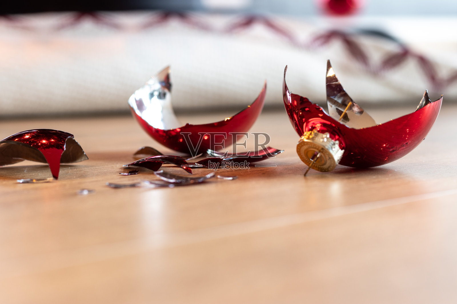 破碎的圣诞玻璃红球照片摄影图片